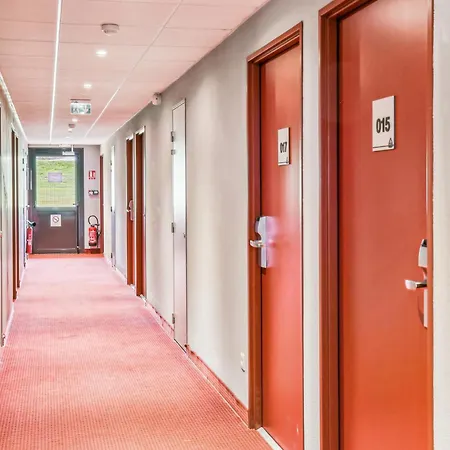 מלון Akena La Ferte Bernard 3*