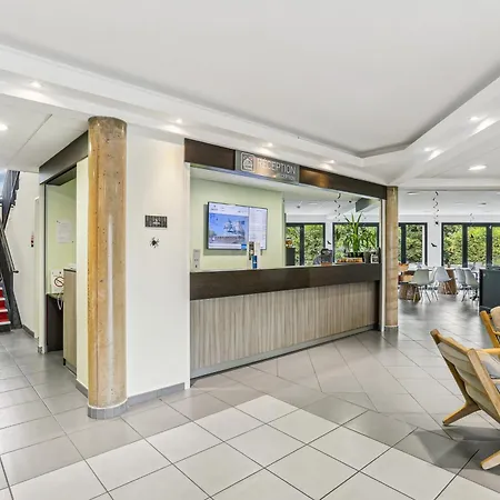 Akena La Ferte Bernard מלון 3*